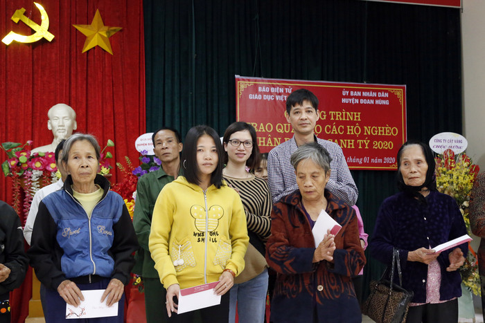 Bà Nguyễn Ngọc vân - cán bộ của Báo điện tử Giáo dục Việt Nam và ông Nguyễn Khắc Chiến - Phó trưởng phòng Lao động - Thương binh và Xã hội huyện Đoan Hùng đang trao quà Tết cho các hộ dân của xã Phú Lâm. Ảnh: Tùng Dương.
