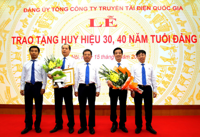 Lãnh đạo Tổng công ty chúc mừng hai đồng chí Đảng viên nhận danh hiệu 30 năm và 40 năm tuổi Đảng.