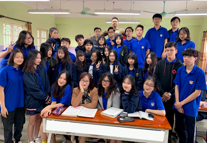 Cô Đào Thị Vân Khánh và các em học sinh lớp 11D6 Trường Trung học cơ sở, Trung học phổ thông Nguyễn Bỉnh Khiêm, Cầu Giấy, Hà Nội. Ảnh: Tùng Dương.