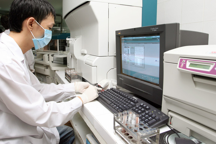 Bên cạnh công tác tuyên truyền, ngành Y tế đã chú trọng mở rộng, ứng dụng các kỹ thuật, nâng cao chất lượng dịch vụ, đáp ứng nhu cầu khám chữa bệnh ngày càng cao của nhân dân. Ảnh minh họa: Tùng Dương. Bên cạnh công tác tuyên truyền, ngành Y tế đã chú trọng mở rộng, ứng dụng các kỹ thuật, nâng cao chất lượng dịch vụ, đáp ứng nhu cầu khám chữa bệnh ngày càng cao của nhân dân. Ảnh minh họa: Tùng Dương.