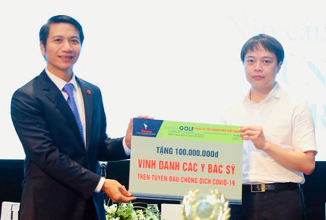 Bí thư Trung ương Đoàn Nguyễn Ngọc Lương trao tượng trưng số tiền 100 triệu đồng cho anh Nguyễn Hữu Tú, Phó Chủ tịch kiêm Tổng Thư ký Hội Thầy thuốc trẻ Việt Nam, để chuyển đến 5 y, bác sĩ trẻ đã chiến đấu ở những tâm dịch Hà Nội và Đà Nẵng. Ảnh: TT. Bí thư Trung ương Đoàn Nguyễn Ngọc Lương trao tượng trưng số tiền 100 triệu đồng cho anh Nguyễn Hữu Tú, Phó Chủ tịch kiêm Tổng Thư ký Hội Thầy thuốc trẻ Việt Nam, để chuyển đến 5 y, bác sĩ trẻ đã chiến đấu ở những tâm dịch Hà Nội và Đà Nẵng. Ảnh: TT.