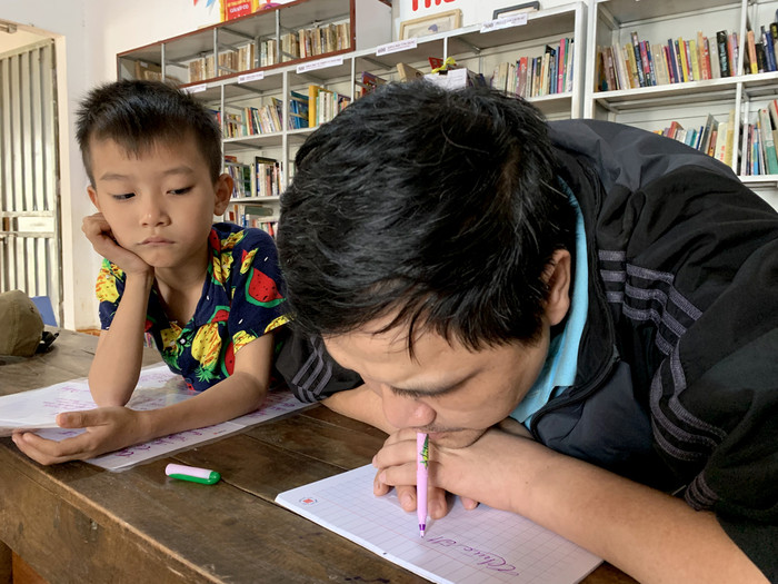 Thầy giáo Trường dừng miệng để viết chữ hàng ngày. Ảnh: Tùng Dương. Thầy giáo Trường dừng miệng để viết chữ hàng ngày. Ảnh: Tùng Dương.