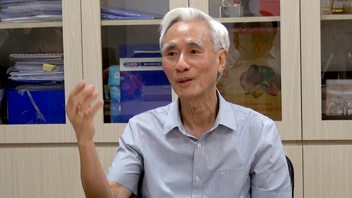 Nhà giáo ưu tú Nguyễn Phú Cường: "Theo tôi những tập đoàn lớn họ đã và đang làm giáo dục, họ sẽ chứng minh bằng thực tế rằng những điều kiện gò bó quá sẽ không phù hợp và họ sẽ tự tháo bỏ, và hiện nay đã như vậy rồi”. Ảnh: Tùng Dương. Nhà giáo ưu tú Nguyễn Phú Cường: "Theo tôi những tập đoàn lớn họ đã và đang làm giáo dục, họ sẽ chứng minh bằng thực tế rằng những điều kiện gò bó quá sẽ không phù hợp và họ sẽ tự tháo bỏ, và hiện nay đã như vậy rồi”. Ảnh: Tùng Dương.