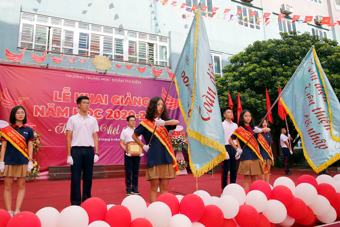 Đại diện các thế hệ học sinh Trường Trung học cơ sở - Trung học phổ thông Đoàn Thị Điểm (Hà Nội) trao cờ truyền thống trong buổi lễ khai giảng năm học mới 2020 -2021. Ảnh: Tùng Dương. Đại diện các thế hệ học sinh Trường Trung học cơ sở - Trung học phổ thông Đoàn Thị Điểm (Hà Nội) trao cờ truyền thống trong buổi lễ khai giảng năm học mới 2020 -2021. Ảnh: Tùng Dương.