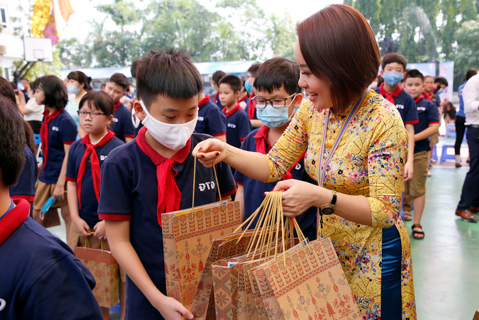 Giáo viên Trường Trung học cơ sở - Trung học phổ thông Đoàn Thị Điểm (Hà Nội) trao quà cho các em học sinh lớp 6 của nhà trường trong lễ khai giảng năm học mới 2020 - 2021. Ảnh: Tùng Dương. Giáo viên Trường Trung học cơ sở - Trung học phổ thông Đoàn Thị Điểm (Hà Nội) trao quà cho các em học sinh lớp 6 của nhà trường trong lễ khai giảng năm học mới 2020 - 2021. Ảnh: Tùng Dương.