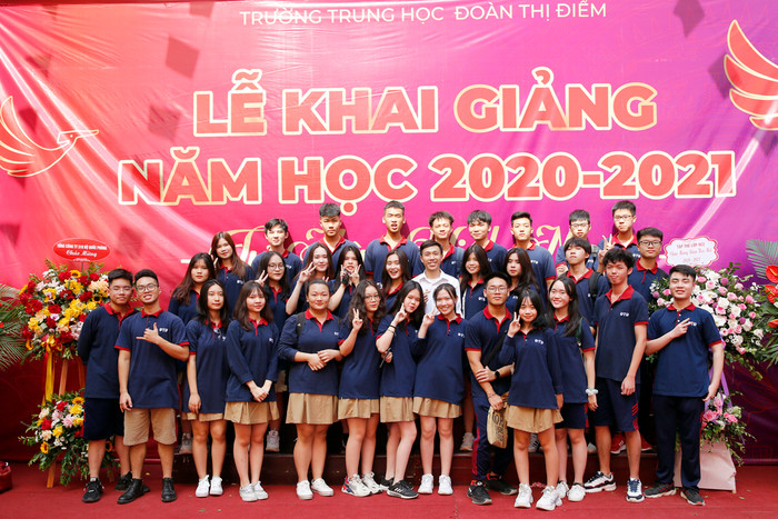 Các em học sinh của Trường Trung học cơ sở - Trung học phổ thông Đoàn Thị Điểm (Hà Nội) chụp ảnh lưu niệm trong lễ khai giảng sáng ngày 5/9/2020. Ảnh: Tùng Dương. Các em học sinh của Trường Trung học cơ sở - Trung học phổ thông Đoàn Thị Điểm (Hà Nội) chụp ảnh lưu niệm trong lễ khai giảng sáng ngày 5/9/2020. Ảnh: Tùng Dương.
