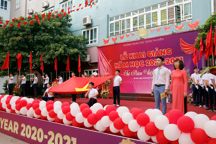 Toàn bộ học sinh và giáo viên trong nhà trường làm lễ chào cờ. Ảnh: Tùng Dương. Toàn bộ học sinh và giáo viên trong nhà trường làm lễ chào cờ. Ảnh: Tùng Dương.