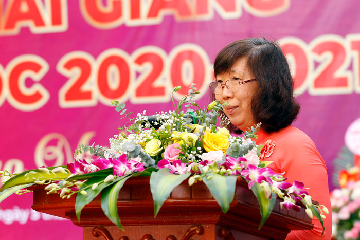 Cô Vũ Thị Phương Anh - Hiệu trưởng TrườngTrung học phổ thông Đoàn Thị Điểm (Hà Nội) đọc thư của Tổng Bí thư - Chủ tịch nước Nguyễn Phú Trọng gửi ngành Giáo dục nhân dịp khai giảng năm học mới 2020 - 2021. Ảnh: Tùng Dương. Cô Vũ Thị Phương Anh - Hiệu trưởng TrườngTrung học phổ thông Đoàn Thị Điểm (Hà Nội) đọc thư của Tổng Bí thư - Chủ tịch nước Nguyễn Phú Trọng gửi ngành Giáo dục nhân dịp khai giảng năm học mới 2020 - 2021. Ảnh: Tùng Dương.