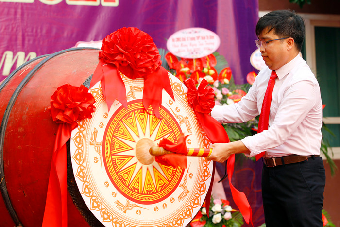 Thầy Đặng Văn Tiến - Hiệu trưởng Trường Trung học cơ sở Đoàn Thị Điểm (Hà Nội) đánh trống trong lễ khai giảng năm học mới 2020 - 2021. Ảnh: Tùng Dương. Thầy Đặng Văn Tiến - Hiệu trưởng Trường Trung học cơ sở Đoàn Thị Điểm (Hà Nội) đánh trống trong lễ khai giảng năm học mới 2020 - 2021. Ảnh: Tùng Dương.