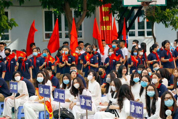 Các em học sinh khối lớp 10 Trường Trung học cơ sở - Trung học phổ thông Đoàn Thị Điểm (Hà Nội) dự lễ khai giảng trực tiếp tại sân trường. Ảnh: Tùng Dương. Các em học sinh khối lớp 10 Trường Trung học cơ sở - Trung học phổ thông Đoàn Thị Điểm (Hà Nội) dự lễ khai giảng trực tiếp tại sân trường. Ảnh: Tùng Dương.