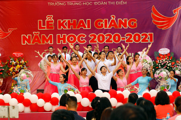 Tiết mục múa hát của cán bộ giáo viên Trường Trung học cơ sở - Trung học phổ thông Đoàn Thị Điểm (Hà Nội) tại lễ khai giảng năm học mới 2020 -2021. Ảnh: Tùng Dương. Tiết mục múa hát của cán bộ giáo viên Trường Trung học cơ sở - Trung học phổ thông Đoàn Thị Điểm (Hà Nội) tại lễ khai giảng năm học mới 2020 -2021. Ảnh: Tùng Dương.