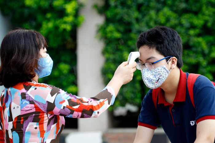 Học sinh được phân chia lối vào từ các cổng để tiến hành đo thân nhiệt. Ảnh: Tùng Dương. Học sinh được phân chia lối vào từ các cổng để tiến hành đo thân nhiệt. Ảnh: Tùng Dương.
