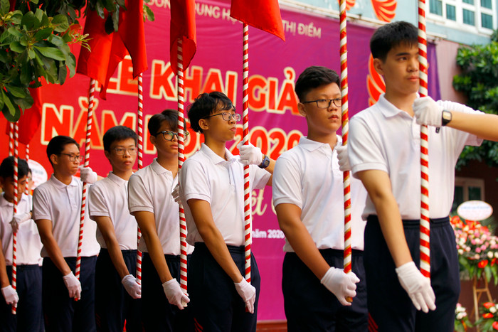 Đội cờ của Trường Trung học cơ sở - Trung học phổ thông Đoàn Thị Điểm (Hà Nội) tại lễ khai giảng năm học mới 2020 - 2021. Ảnh: Tùng Dương. Đội cờ của Trường Trung học cơ sở - Trung học phổ thông Đoàn Thị Điểm (Hà Nội) tại lễ khai giảng năm học mới 2020 - 2021. Ảnh: Tùng Dương.