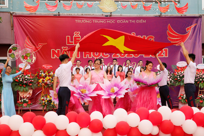Tiết mục văn nghệ của tập thể giáo viên Trường Trung học cơ sở - Trung học phổ thông Đoàn Thị Điểm (Hà Nội) trong lễ khai giảng. Ảnh: Tùng Dương. Tiết mục văn nghệ của tập thể giáo viên Trường Trung học cơ sở - Trung học phổ thông Đoàn Thị Điểm (Hà Nội) trong lễ khai giảng. Ảnh: Tùng Dương.