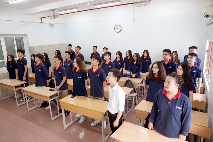 Thầy và trò lớp 12D2 Trường Trung học cơ sở - Trung học phổ thông Đoàn Thị Điểm (Hà Nội) làm lễ chào cờ và theo dõi trực tuyến tại lớp lễ khai giảng năm học mới 2020 - 2021. Ảnh: Tùng Dương. Thầy và trò lớp 12D2 Trường Trung học cơ sở - Trung học phổ thông Đoàn Thị Điểm (Hà Nội) làm lễ chào cờ và theo dõi trực tuyến tại lớp lễ khai giảng năm học mới 2020 - 2021. Ảnh: Tùng Dương.