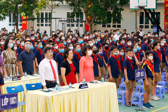 Ban giám hiệu và các em học sinh đại diện cho các khối lớp của Trường Trung học cơ sở - Trung học phổ thông Đoàn Thị Điểm (Hà Nội) làm lễ chào cờ trực tiếp tại sân trường trong lễ khai giảng năm học mới 2020 - 2021. Ảnh: Tùng Dương. Ban giám hiệu và các em học sinh đại diện cho các khối lớp của Trường Trung học cơ sở - Trung học phổ thông Đoàn Thị Điểm (Hà Nội) làm lễ chào cờ trực tiếp tại sân trường trong lễ khai giảng năm học mới 2020 - 2021. Ảnh: Tùng Dương.