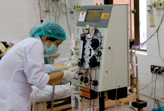 Sự nỗ lực không ngừng nghỉ của các y bác sĩ trong thời gian qua đã giúp tạo nên thành công trong điều trị ca bệnh Covid -19 tại các cơ sở khám chữa bệnh, thể hiện bằng tỷ lệ điều trị khỏi cao - tới 96,4%. Ảnh minh họa: Tùng Dương.