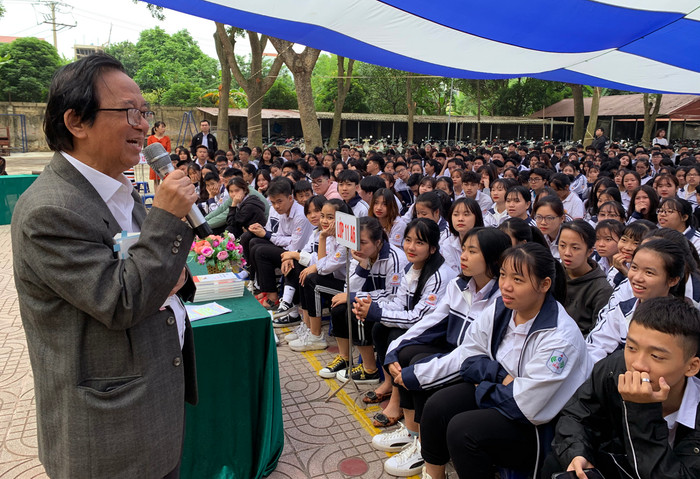 Giáo sư Nguyễn Lân Dũng đã chia sẻ bí quyết học ngoại ngữ của thầy là học các từ tối thiểu cần thiết, không tham nhiều từ. Ảnh: Tùng Dương.