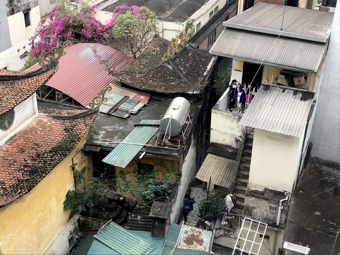 Học sinh Trường tiểu học Võ Thị Sáu phải học trong những phòng học tạm bợ trong ngõ 18 phố Hàm Long, Hà Nội. Ảnh: Tùng Dương. Học sinh Trường tiểu học Võ Thị Sáu phải học trong những phòng học tạm bợ trong ngõ 18 phố Hàm Long, Hà Nội. Ảnh: Tùng Dương.