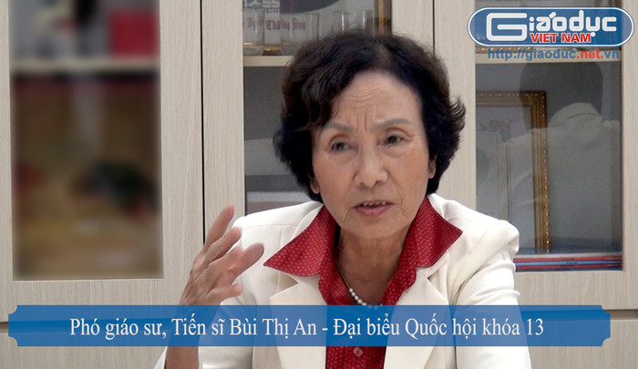 Phó giáo sư, tiến sĩ Bùi Thị An - Đại biểu Quốc hội khóa 13: "Sao chúng ta cứ để những cái lạc hậu như vậy, chính vì thế chúng ta phải sửa cho phù hợp với sự phát triển của đất nước". Ảnh: Tùng Dương. Phó giáo sư, tiến sĩ Bùi Thị An - Đại biểu Quốc hội khóa 13: "Sao chúng ta cứ để những cái lạc hậu như vậy, chính vì thế chúng ta phải sửa cho phù hợp với sự phát triển của đất nước". Ảnh: Tùng Dương.
