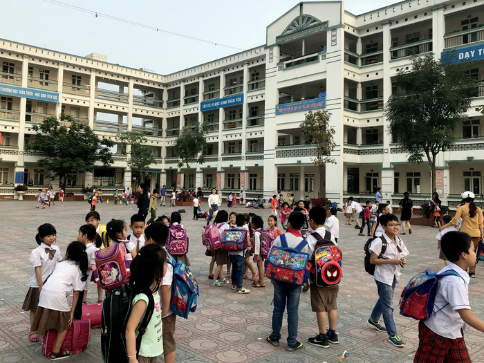 Trưởng Tiểu học Chu Văn An, quận Hoàng Mai, Hà Nội với sĩ số gần 60 học sinh trong một lớp. Ảnh: Tùng Dương. Trưởng Tiểu học Chu Văn An, quận Hoàng Mai, Hà Nội với sĩ số gần 60 học sinh trong một lớp. Ảnh: Tùng Dương.