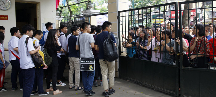 Tiến sĩ Hoàng Ngọc Vinh: "Vậy nên Hà Nội bây giờ cần phải có những đổi mới rất mạnh, phải ràng buộc trách nhiệm giải trình cho lãnh đạo ngành giáo dục của tỉnh, của quận, huyện…chứ làm sao lại để đến mức khi chuyển cấp thì học sinh gặp quá nhiều khó khăn, và thi vào lớp 10 còn căng thẳng hơn thi đại học". Ảnh minh họa: Tùng Dương. Tiến sĩ Hoàng Ngọc Vinh: "Vậy nên Hà Nội bây giờ cần phải có những đổi mới rất mạnh, phải ràng buộc trách nhiệm giải trình cho lãnh đạo ngành giáo dục của tỉnh, của quận, huyện…chứ làm sao lại để đến mức khi chuyển cấp thì học sinh gặp quá nhiều khó khăn, và thi vào lớp 10 còn căng thẳng hơn thi đại học". Ảnh minh họa: Tùng Dương.