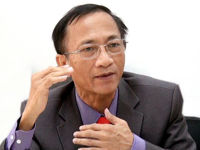 Tiến sĩ Hoàng Ngọc Vinh: "Tôi thấy việc này nên để các doanh nghiệp lớn họ đầu tư xã hội hóa, nhà nước nên bỏ bớt các thủ tục hành chính thì mới khai thông được, chứ bây giờ các nhà đầu tư họ rất ngại vì phải lách, phải chi phí nhiều cửa, cứ gây cản trở thủ tục như vậy thì họ sẽ không làm”. Ảnh: Tùng Dương. Tiến sĩ Hoàng Ngọc Vinh: "Tôi thấy việc này nên để các doanh nghiệp lớn họ đầu tư xã hội hóa, nhà nước nên bỏ bớt các thủ tục hành chính thì mới khai thông được, chứ bây giờ các nhà đầu tư họ rất ngại vì phải lách, phải chi phí nhiều cửa, cứ gây cản trở thủ tục như vậy thì họ sẽ không làm”. Ảnh: Tùng Dương.