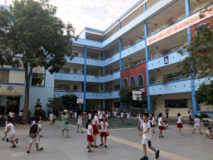 Tiến sĩ Hoàng Ngọc Vinh: "Quan điểm của tôi nhất quán là những gì trường tư thục làm được thì hãy để cho trường tư làm, những ngành nghề đào tạo nên để trường tư làm, còn nhà nước chỉ kiểm soát chất lượng và quy hoạch". Ảnh minh họa: Tùng Dương. Tiến sĩ Hoàng Ngọc Vinh: "Quan điểm của tôi nhất quán là những gì trường tư thục làm được thì hãy để cho trường tư làm, những ngành nghề đào tạo nên để trường tư làm, còn nhà nước chỉ kiểm soát chất lượng và quy hoạch". Ảnh minh họa: Tùng Dương.