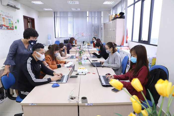 Nhà trường đã nhanh chóng tập huấn hướng dẫn giáo viên sử dụng những phần mềm hỗ trợ học online như sway và quizizz để giúp học sinh học và làm bài tập tại nhà. Ảnh: Giáo viên cung cấp. Nhà trường đã nhanh chóng tập huấn hướng dẫn giáo viên sử dụng những phần mềm hỗ trợ học online như sway và quizizz để giúp học sinh học và làm bài tập tại nhà. Ảnh: Giáo viên cung cấp.