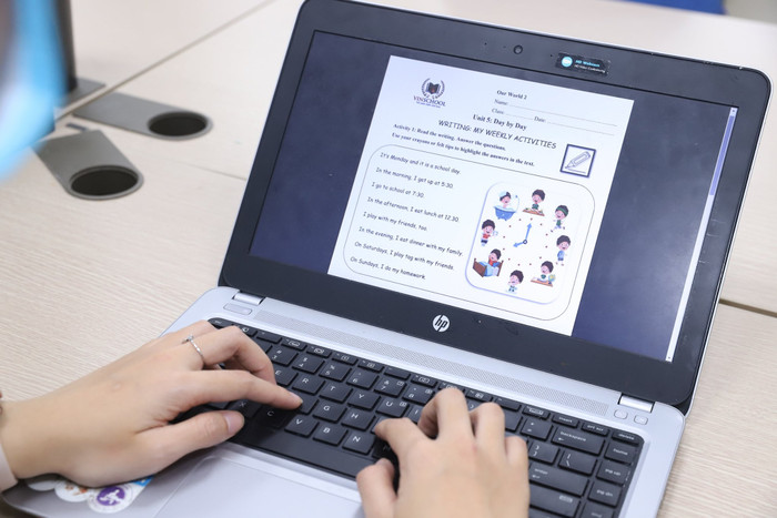 Bước đầu, học sinh đã sử dụng các công cụ như: Skype, Google Drive, Youtube… để làm bài, nộp bài và trao đổi với giáo viên. Ảnh: Giáo viên cung cấp. Bước đầu, học sinh đã sử dụng các công cụ như: Skype, Google Drive, Youtube… để làm bài, nộp bài và trao đổi với giáo viên. Ảnh: Giáo viên cung cấp.