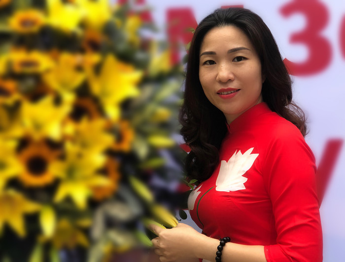 Cô Vũ Thị Hồng Nhung: "Chúng tôi vẫn dạy những kiến thức có trong sách, nhưng có điều phải tính toán đến những điểm chưa phù hợp và giáo viên có quyền thay đổi ngữ liệu trong bài học đó để làm sao học sinh tiếp thu được". Ảnh: TD. Cô Vũ Thị Hồng Nhung: "Chúng tôi vẫn dạy những kiến thức có trong sách, nhưng có điều phải tính toán đến những điểm chưa phù hợp và giáo viên có quyền thay đổi ngữ liệu trong bài học đó để làm sao học sinh tiếp thu được". Ảnh: TD.