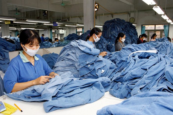 Trong bối cảnh còn nhiều khó khăn, trước mắt, Thủ tướng yêu cầu, phát huy mọi nguồn lực chống dịch bệnh Covid-19 hiệu quả. Hỗ trợ các doanh nghiệp, người lao động thất nghiệp, bảo đảm an sinh xã hội. Ảnh minh họa: Tùng Dương.