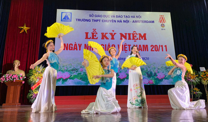 Các em sinh viên hãy tự tin chọn nghề, hãy tự tin với năng khiếu của mình, làm theo chuyên môn là mặt mạnh của bản thân, khi các em có đam mê, yêu nghề, có năng lực thì chắc chắn nghề sẽ không phụ. Ảnh minh họa: Tùng Dương. Các em sinh viên hãy tự tin chọn nghề, hãy tự tin với năng khiếu của mình, làm theo chuyên môn là mặt mạnh của bản thân, khi các em có đam mê, yêu nghề, có năng lực thì chắc chắn nghề sẽ không phụ. Ảnh minh họa: Tùng Dương.