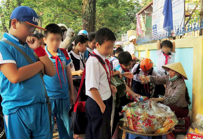 Còn các ngành chức năng liên quan chủ yếu mới dừng lại ở tuyên truyền, nhắc nhở hoặc tịch thu tang vật mà chưa tiến hành xử phạt. Ảnh: Lam Thanh. Còn các ngành chức năng liên quan chủ yếu mới dừng lại ở tuyên truyền, nhắc nhở hoặc tịch thu tang vật mà chưa tiến hành xử phạt. Ảnh: Lam Thanh.