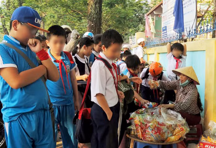 Còn các ngành chức năng liên quan chủ yếu mới dừng lại ở tuyên truyền, nhắc nhở hoặc tịch thu tang vật mà chưa tiến hành xử phạt. Ảnh: Lam Thanh.