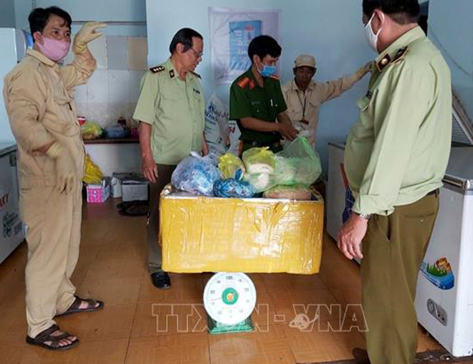 Số thực phẩm không có nguồn gốc xuất xứ vừa bị lực lượng chức năng tỉnh Gia Lai bắt. Ảnh: Quang Thái (TTXVN). Số thực phẩm không có nguồn gốc xuất xứ vừa bị lực lượng chức năng tỉnh Gia Lai bắt. Ảnh: Quang Thái (TTXVN).
