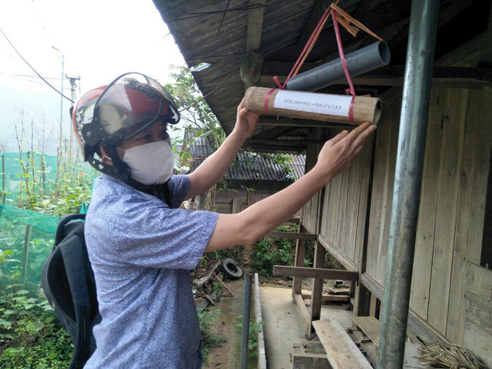 Ống tre và ống nhựa giao bài ôn tập sẽ được giáo viên treo ở đầu nhà của học sinh. Ảnh: Thầy Thanh cung cấp. Ống tre và ống nhựa giao bài ôn tập sẽ được giáo viên treo ở đầu nhà của học sinh. Ảnh: Thầy Thanh cung cấp.