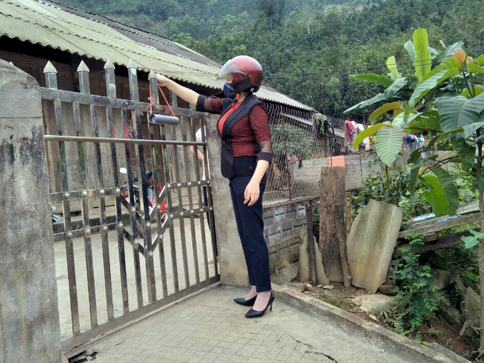 Các giáo viên chia nhau đi giao bài cho từng học sinh của trường. Ảnh: Thầy Thanh cung cấp. Các giáo viên chia nhau đi giao bài cho từng học sinh của trường. Ảnh: Thầy Thanh cung cấp.