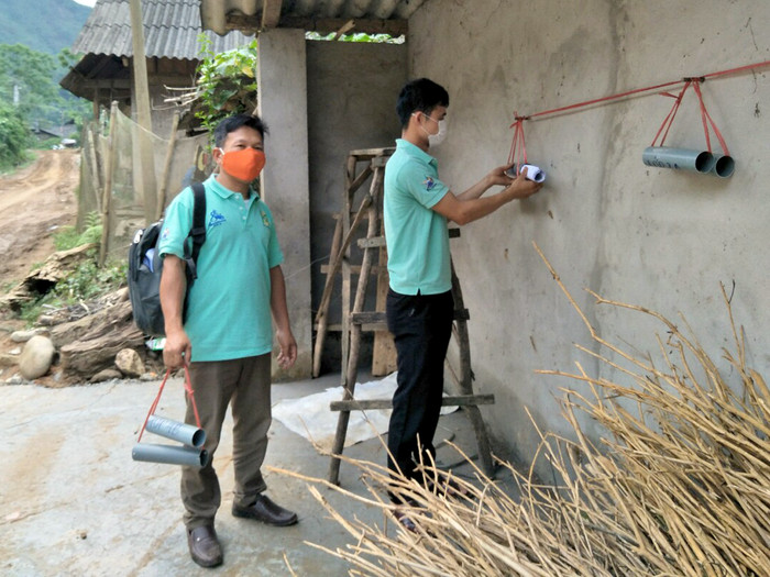 Có nhiều nơi các thầy cô phải lội suối hàng giờ đồng hồ mới tới nhà học sinh để giao bài tập. Ảnh: Thầy Thanh cung cấp. Có nhiều nơi các thầy cô phải lội suối hàng giờ đồng hồ mới tới nhà học sinh để giao bài tập. Ảnh: Thầy Thanh cung cấp.