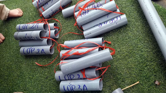 Chuẩn bị ống nhựa để giao bài tập cho từng học sinh. Ảnh: Thầy Thanh cung cấp.