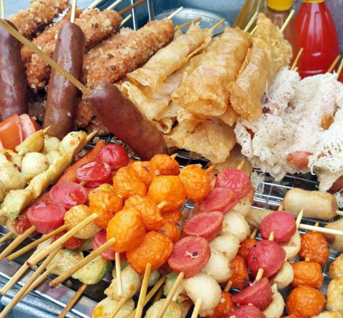 Nhiều loại thức ăn không rõ nguồn gốc, không có chứng nhận An toàn thực phẩm và không được che đậy sạch sẽ. Ảnh: Lam Thanh. Nhiều loại thức ăn không rõ nguồn gốc, không có chứng nhận An toàn thực phẩm và không được che đậy sạch sẽ. Ảnh: Lam Thanh.