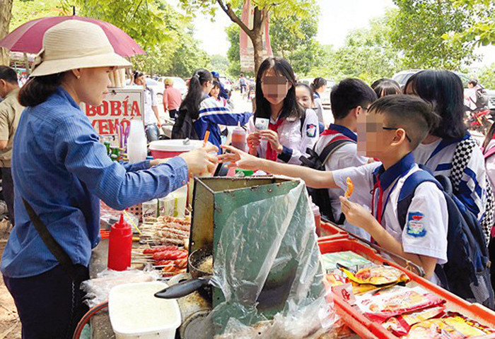 Người bán hàng không đi găng tay khi chế biến thực phẩm. Ảnh: Lam Thanh. Người bán hàng không đi găng tay khi chế biến thực phẩm. Ảnh: Lam Thanh.