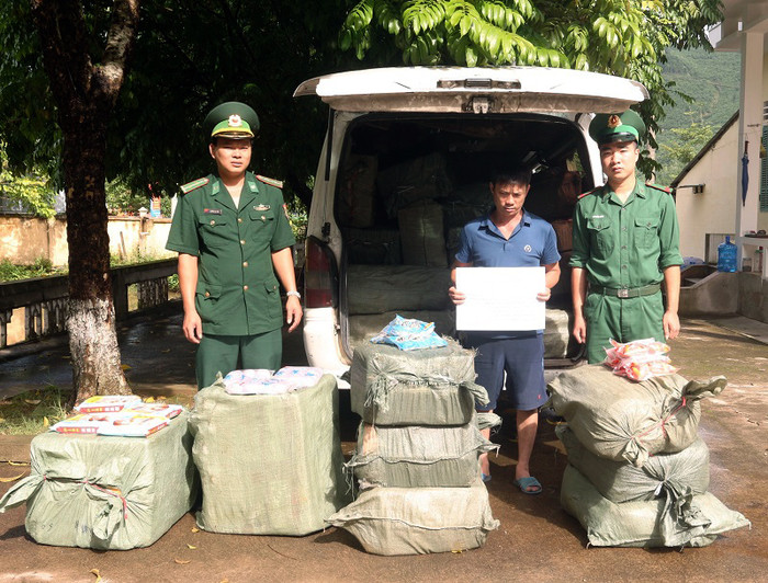 Đối tượng Đàm Phi Hùng cùng toàn bộ tang vật. Ảnh: BPHM. Đối tượng Đàm Phi Hùng cùng toàn bộ tang vật. Ảnh: BPHM.
