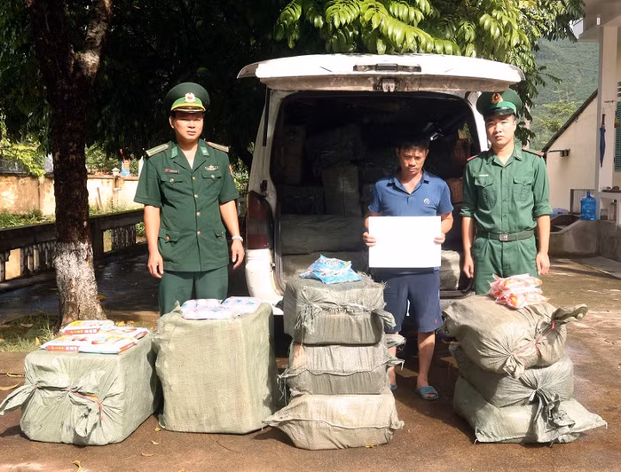 Đối tượng Đàm Phi Hùng cùng toàn bộ tang vật. Ảnh: BPHM.