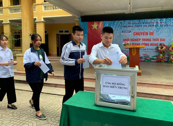 Cũng trong sáng 26/10, Ban giám hiệu, tập thể cán bộ, giáo viên của Trường Trung học phổ thông An Dương Vương đã tổ chức quyên góp, ủng hộ đồng bào miền Trung bị thiên tai, lũ lụt. Ảnh: Tùng Dương.