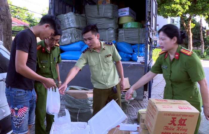 Phiên khai nhận mua số thực phẩm trên tại Hà Nội vận chuyển về Thái Nguyên tiêu thụ nhưng không có hóa đơn, chứng từ chứng minh nguồn gốc, xuất xứ. Ảnh: Dũng Minh. Phiên khai nhận mua số thực phẩm trên tại Hà Nội vận chuyển về Thái Nguyên tiêu thụ nhưng không có hóa đơn, chứng từ chứng minh nguồn gốc, xuất xứ. Ảnh: Dũng Minh.
