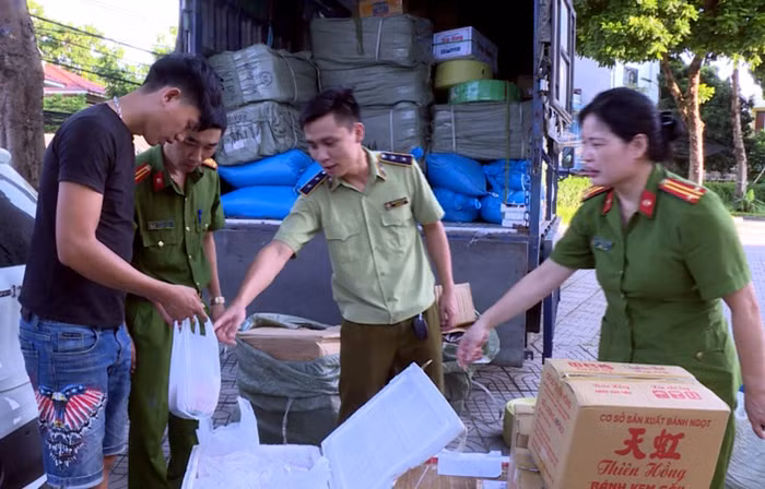 Phiên khai nhận mua số thực phẩm trên tại Hà Nội vận chuyển về Thái Nguyên tiêu thụ nhưng không có hóa đơn, chứng từ chứng minh nguồn gốc, xuất xứ. Ảnh: Dũng Minh.