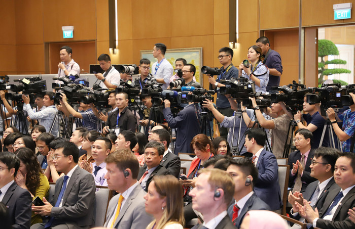 Đặc biệt, có lời nói, hành động đe dọa tính mạng nhà báo, phóng viên mà chưa đến mức truy cứu trách nhiệm hình sự: Phạt tiền từ 40.000.000 đồng đến 60.000.000 đồng. Ảnh minh họa: TD. Đặc biệt, có lời nói, hành động đe dọa tính mạng nhà báo, phóng viên mà chưa đến mức truy cứu trách nhiệm hình sự: Phạt tiền từ 40.000.000 đồng đến 60.000.000 đồng. Ảnh minh họa: TD.