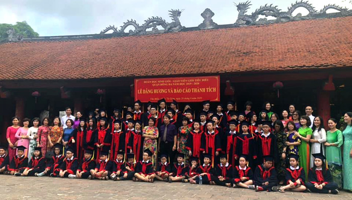 Học sinh Trường Trung học cơ sở Thái Thịnh, quận Đống Đa, Hà Nội tại lễ báo cáo thành tích học tập 6/2020 tại Văn miếu Quốc Tử Giám. Ảnh: Nhà trường cung cấp. Học sinh Trường Trung học cơ sở Thái Thịnh, quận Đống Đa, Hà Nội tại lễ báo cáo thành tích học tập 6/2020 tại Văn miếu Quốc Tử Giám. Ảnh: Nhà trường cung cấp.