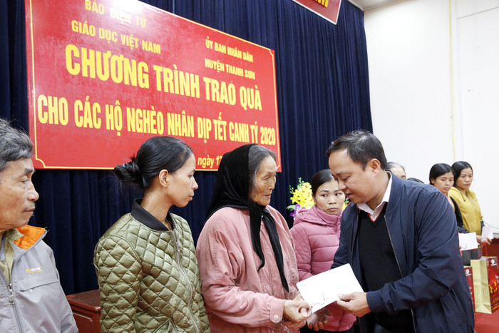 Ông Vũ Anh Tuấn - Bí thư Đảng ủy xã Thục Luyện, đang trao quà Tết cho các hộ nghèo ở xã Thục Luyện. Ảnh: Tùng Dương.